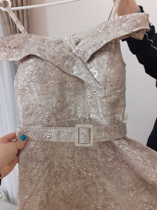 Дълга официална рокля обличана веднъж. Като нова. Размер S цена 90 лв