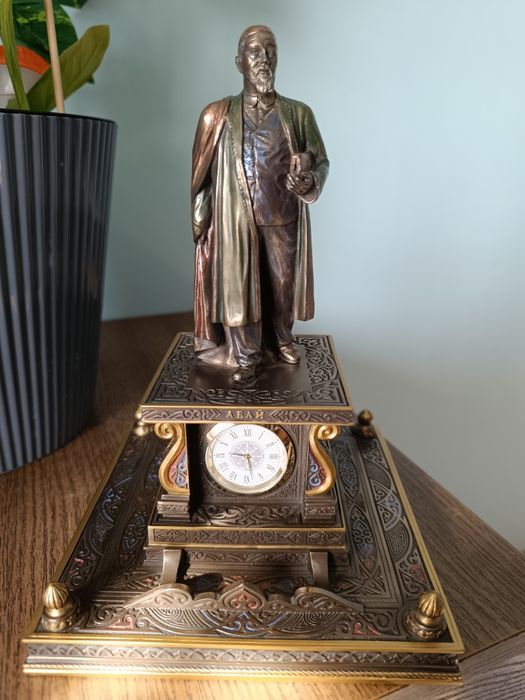 Настольные часы Абай