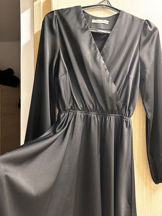 Черное платье атласное