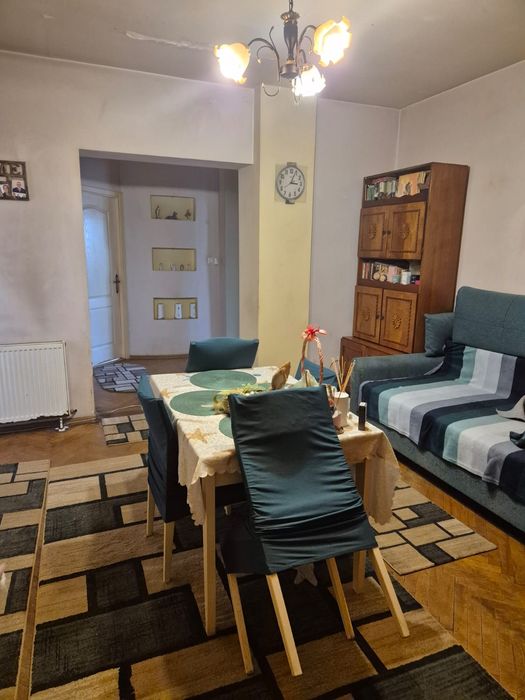Apartament la casă curte comună