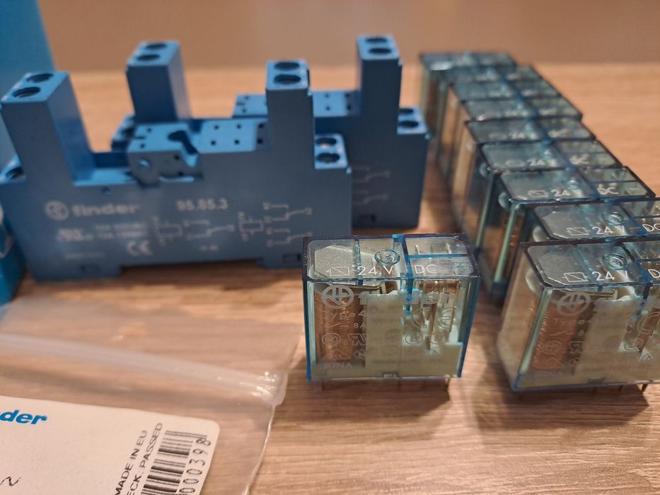 Set 10 bucăți releu Finder la 24VDC cu socluri și accesorii, NOI