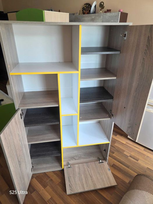 Детски гардероб с рафтове