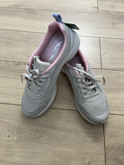 Продаются кроссовки Skechers ArchFit.