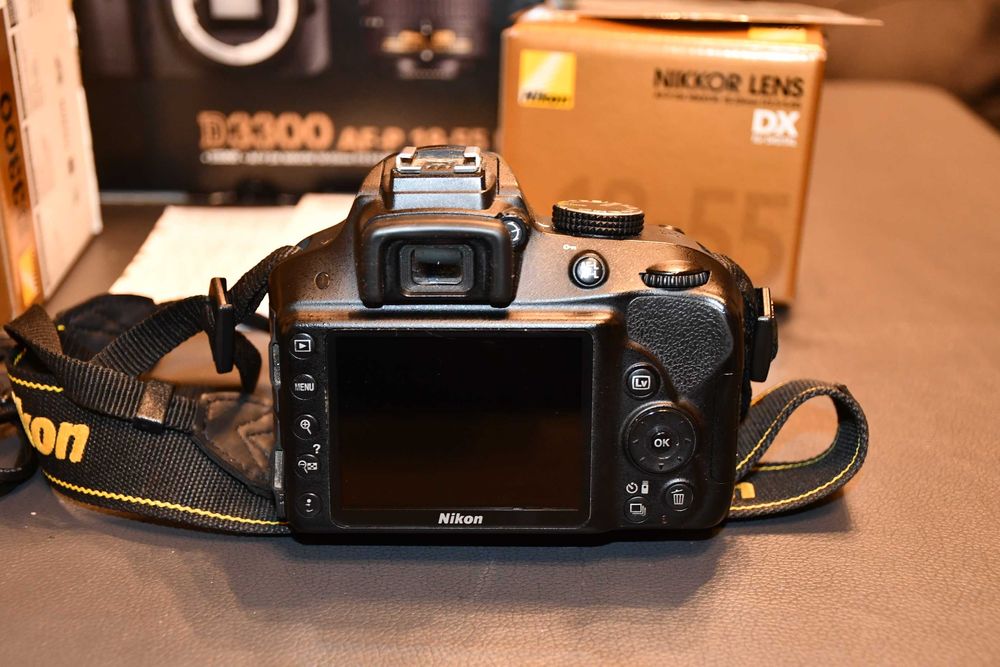 фотоапарат Nikon D3300, цял комплект с дефект на обектив