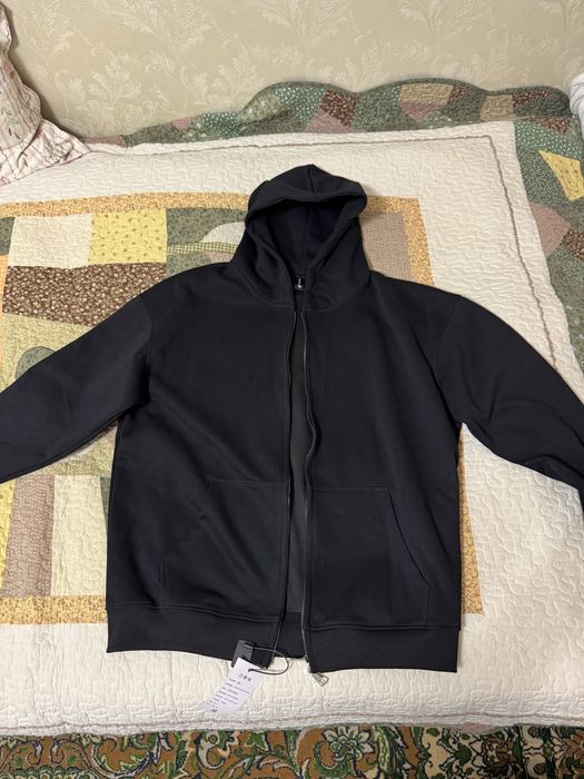 Продам черную зипку без принтов
