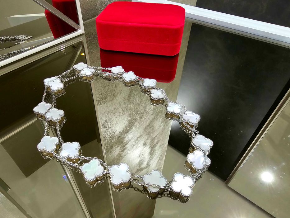 Van Cleef & Arpels VCA Silver Mother 20 Motifs Alhambra Дамско Колие