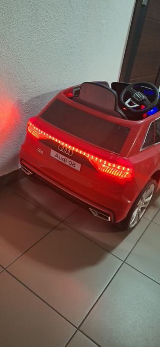 Masinuta electrica audi q8