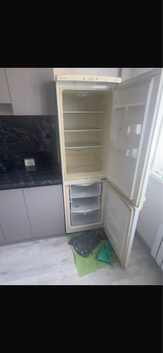 Холодиник работает