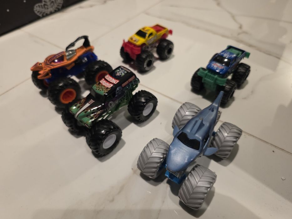 10 jucarii monster jam truck  si hot wheels
