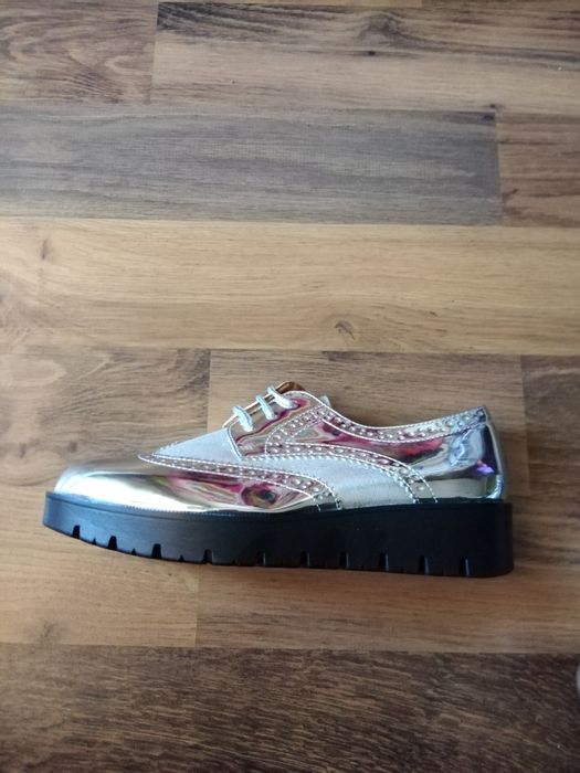 Продавам чисто нови обувки