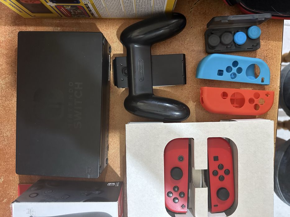 Nintendo Switch V2 + Pro Controller + 7 игри + Калъф + Пълен комплект с всички аксесоари за модела