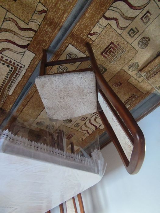 Стол и стулья из дерева