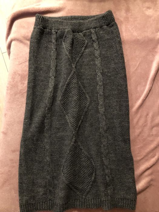 Вълнен пуловер с пола комплект