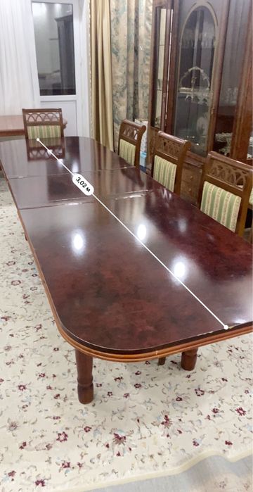 Ұзын, қонақ шақыратын стол