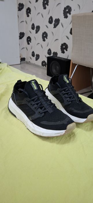 Маратонки Lotto.