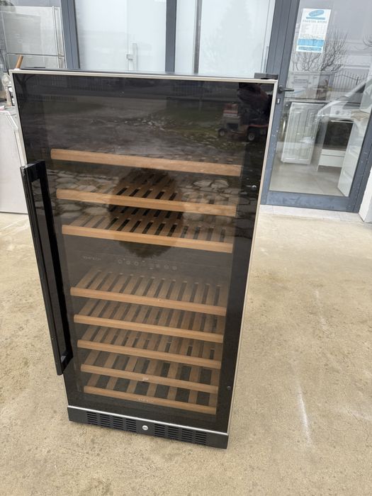 Витрина за вино с 2 температурни нива и вентилатори