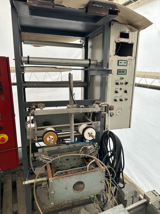 Пакетираща машина неработеща липсва й контолер и някои дребни части, за да заработи