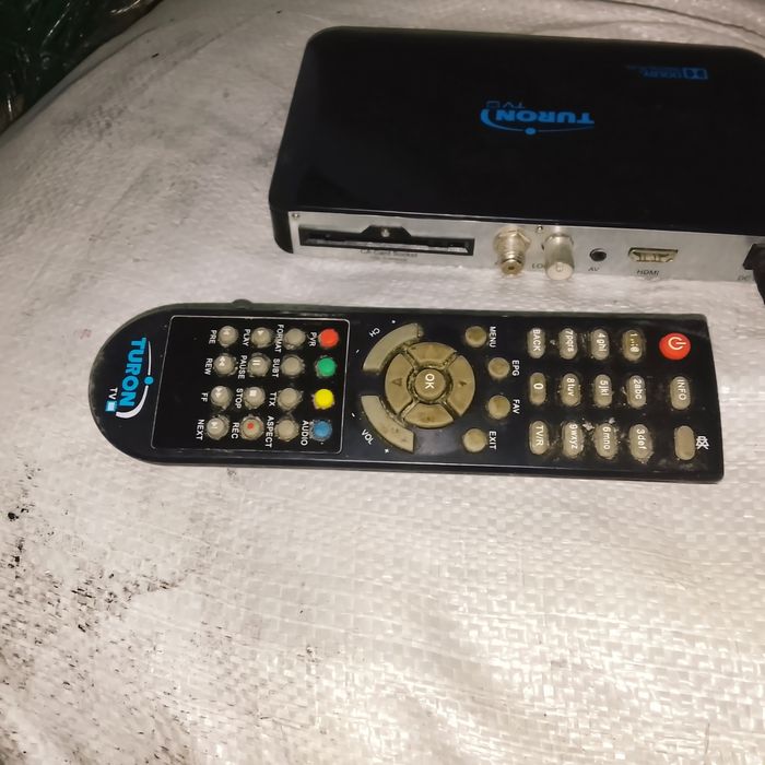 "Turon TV" deb yozilgan, raqamli televizor dekoderi
