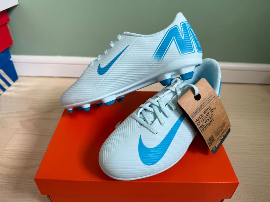 Vand  doua perechi ghete forbal Nike marimea 38,5 -39