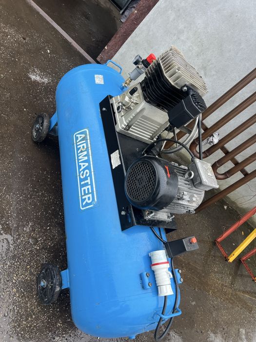 Compresor 300 l AIRMASTER cu piston 720/min cu 5,5 kw