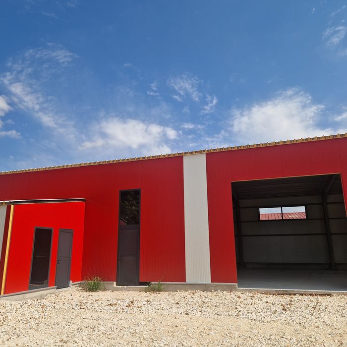 Дава се под наем Склад в с. Катуница, Област Пловдив - 4750 кв.м за 510 € - Снимка #1