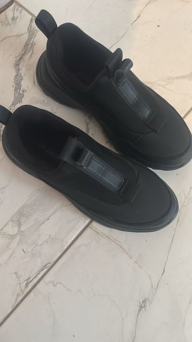 Кроссовки женские