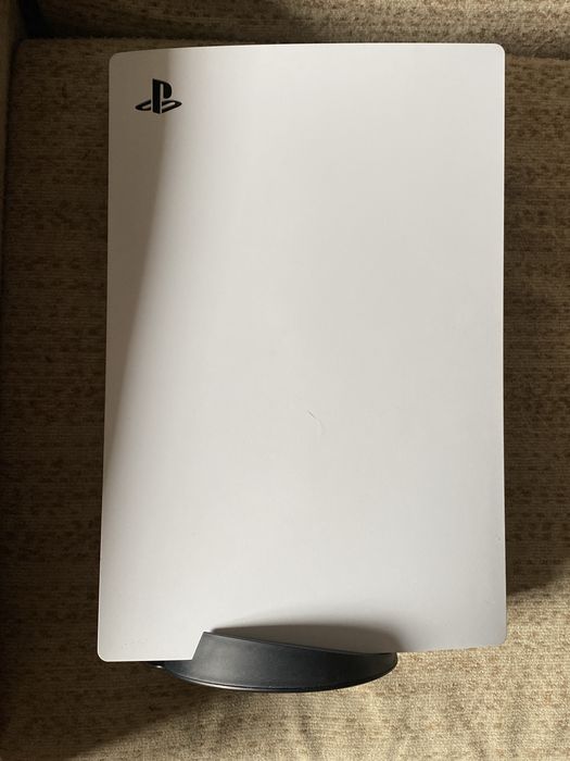 Playstation 5 конзола  8 игри и 2  в акаунта