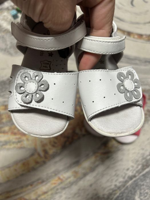 Детски сандали -бели