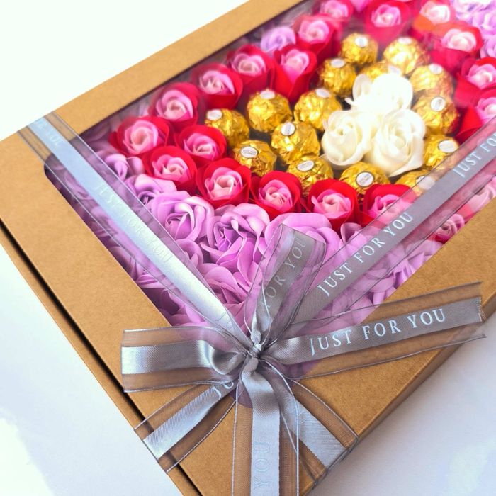 Луксозен подарък от сапунени цветя и бонбони, св.Валентин, Рожден ден