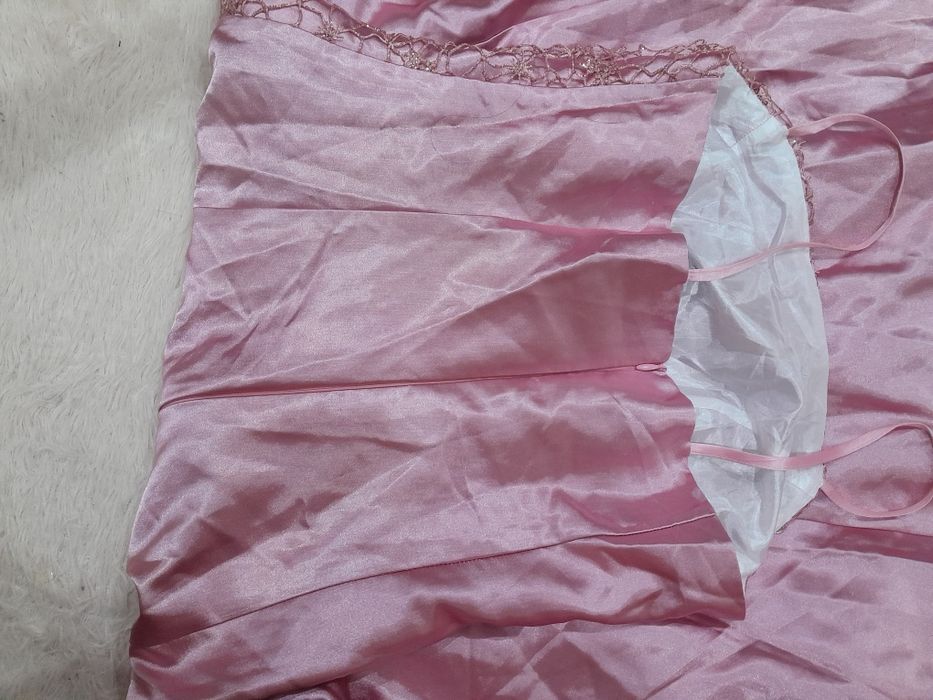 Розовое длинное платье