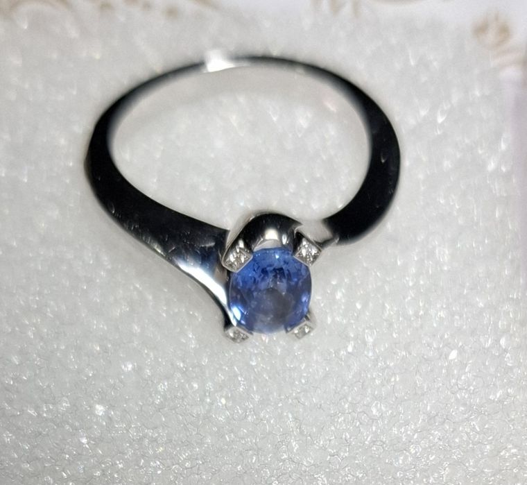 Inel aur alb  18 kt cu piatra sapphire