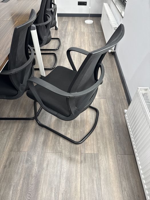 Продаются офисные кресла на металлическом каркасе