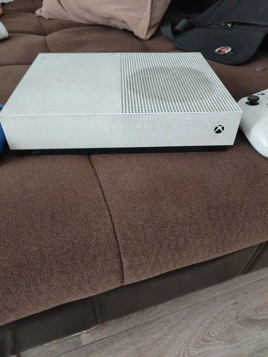 XBOX ONE S, приставка в отличном состоянии
