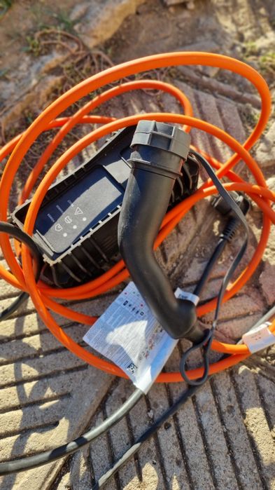 Зарядна станция Aptiv за електромобили  Пежо и Ситроен.