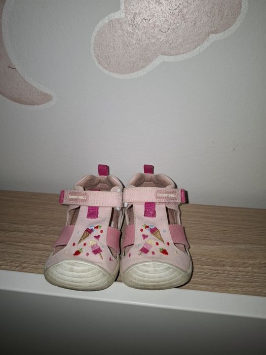 Пантофи, сандали, боти и маратонки