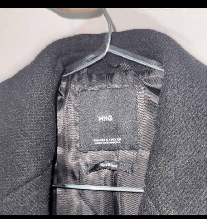 Пальто черном оттенке Mango