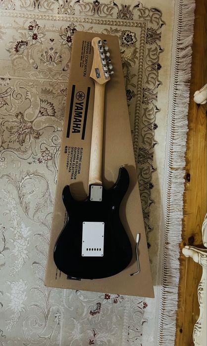 Электрогитара Yamaha Pacifica 012