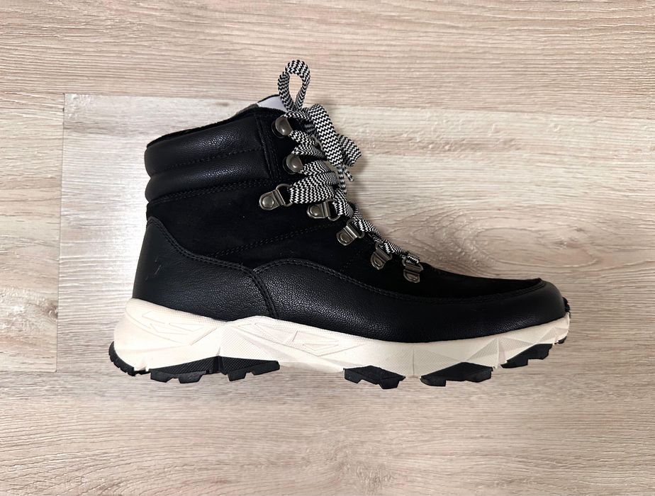 Продам кросовки женские димисезонные