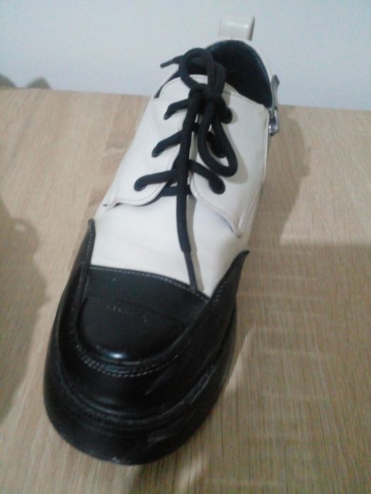 Qora va oq rangli tufli sotiladi.Razmeri 36.Narxi 200 ming