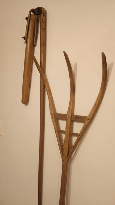Furca fân din lemn cu 3 coarne, gospodarie taraneasca/muzeu etnografic
