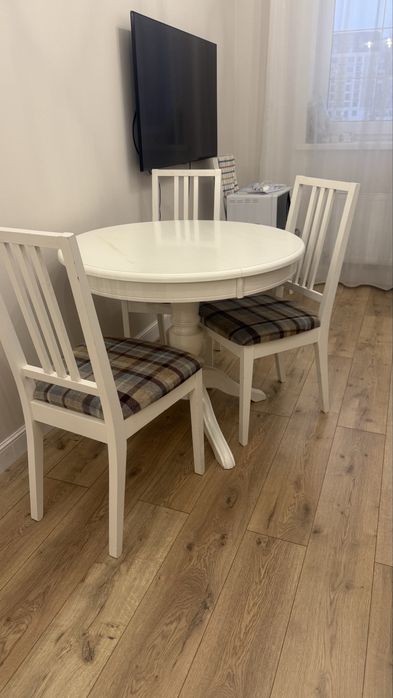 Продаётся обеденный стол со стульями