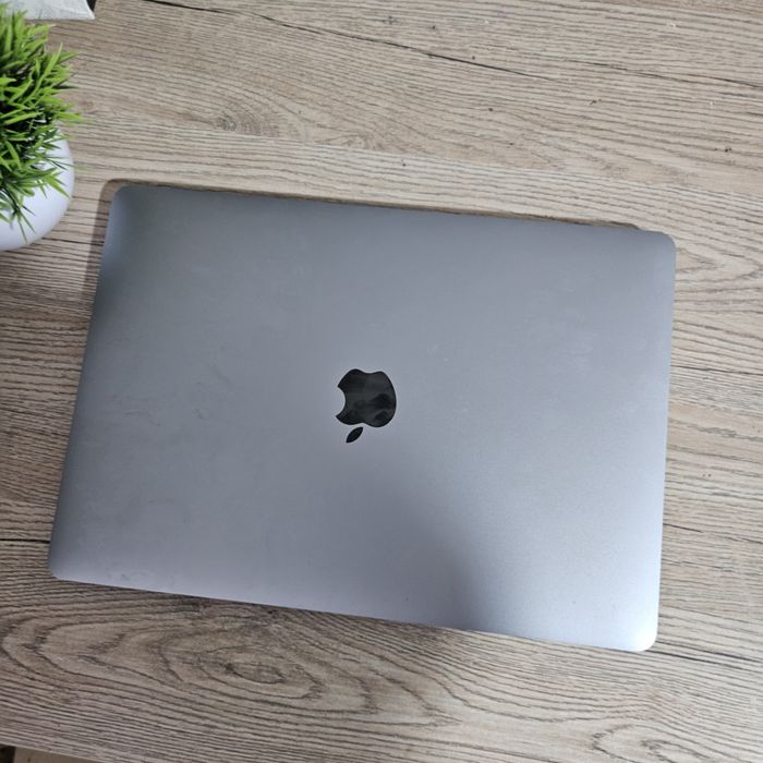 MacBook Pro 13 (M2, 2022) — в отличном состоянии