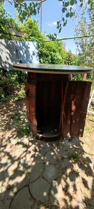 Butoi din  lemn masa cu ușa