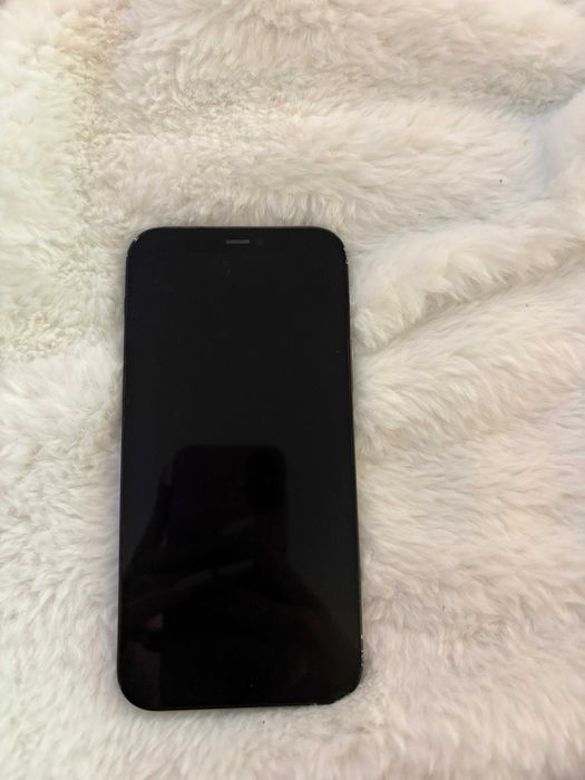 iPhone 12, funcțional, dar cu defecte.