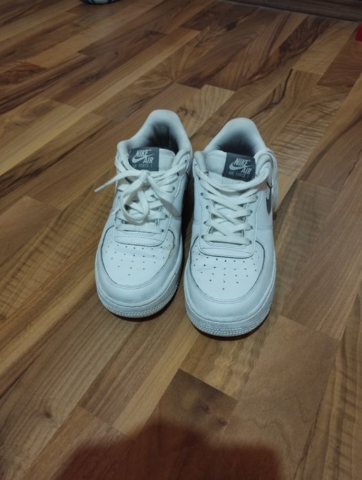 Vând adidasi piele.