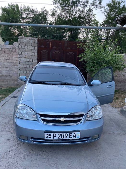 Holati yahshi qarab minilgan moshina