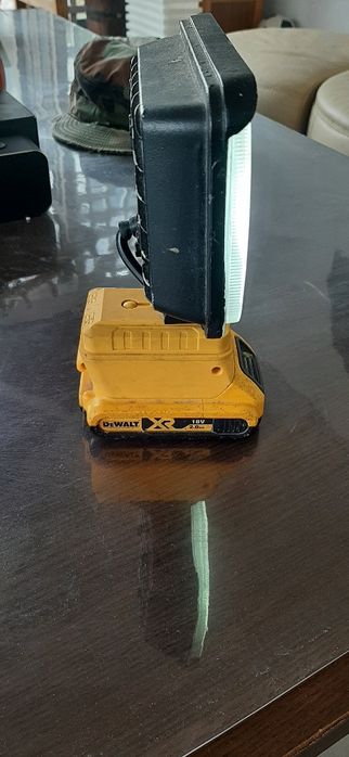 Lampa cu baterie dewalt