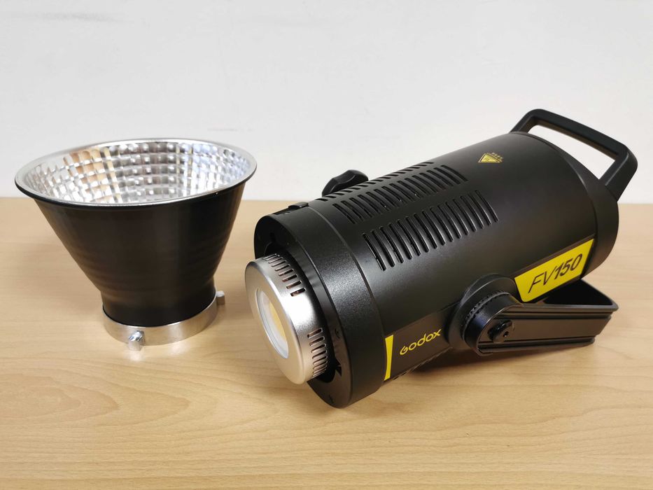 Хибридно LED осветление и светквавица Godox FV150