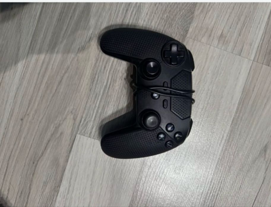 Ps4(slime) с три игри и с два контролера 300 лв