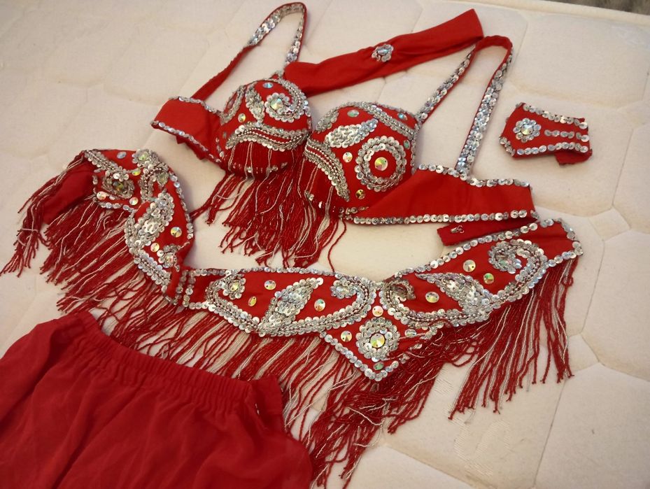 Costum dans oriental